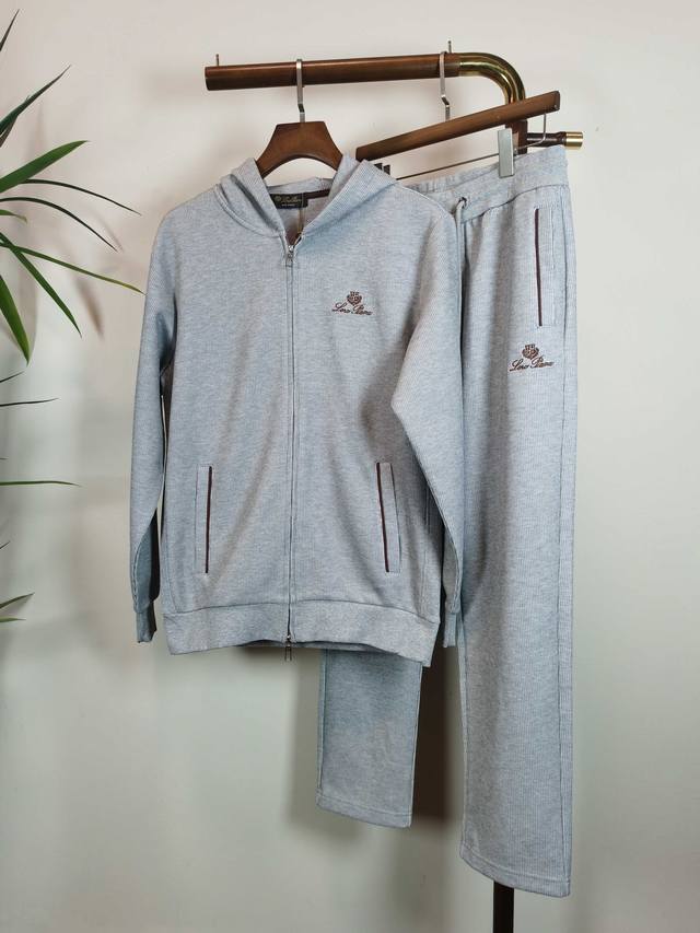 套装 Lp独家客供2025秋冬新款专柜同款秋冬套装，高级感满满！细节精致高档，做工无可挑剔！进口面料 立体精致细腻。原版高端双面平纹针织面料很显高级！原版拉链！