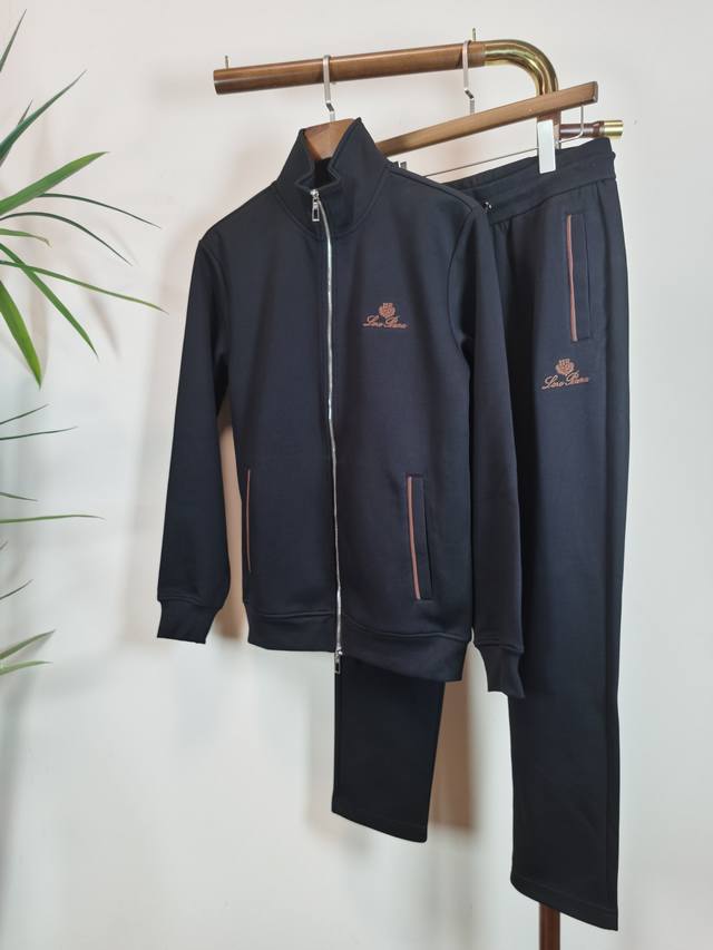 套装 Lp独家客供2025秋冬新款专柜同款秋冬套装，高级感满满！细节精致高档，做工无可挑剔！进口面料 立体精致细腻。原版高端双面平纹针织面料很显高级！原版拉链！