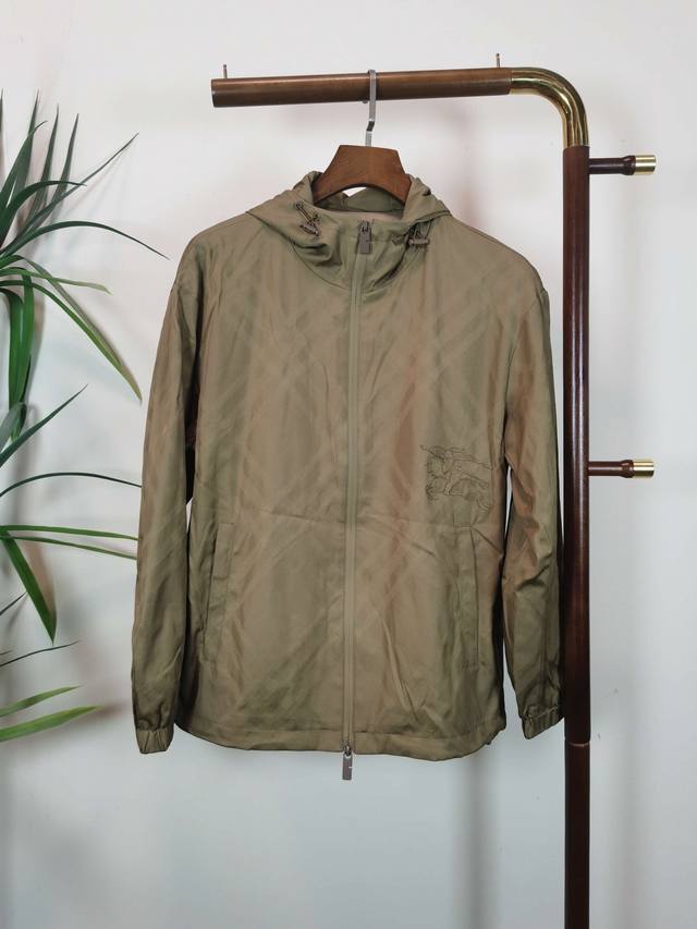 Bbr 巴宝莉独家客供最新秋冬时尚夹克，经典设计感与颜值爆棚的外套，品质更是无法挑剔品控可以直接入手，不容过错的高端臻品！通过细节图片便可感受到它强悍的气场，聚