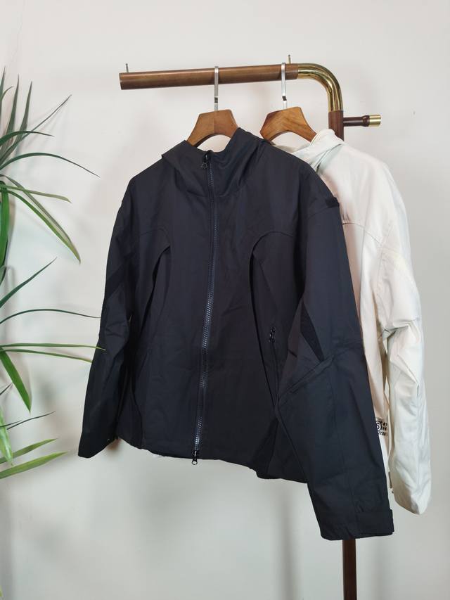 Mm6 马吉拉 25Fw新款连帽风衣外套 定制风衣面料 门襟拉链开合，手感舒适光泽度极佳 经典元素数字印花 上身时尚百搭。 高品质 男女同款 颜色：黑色 米白