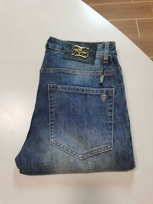 芬迪Fendi 独家专供新款 牛仔裤，高端版本！专柜定制面料 透气舒适度高，细节无可挑剔，品牌元素设计理念，体现高品质。手感细腻柔软！呈现休闲裁剪，上身版型超赞