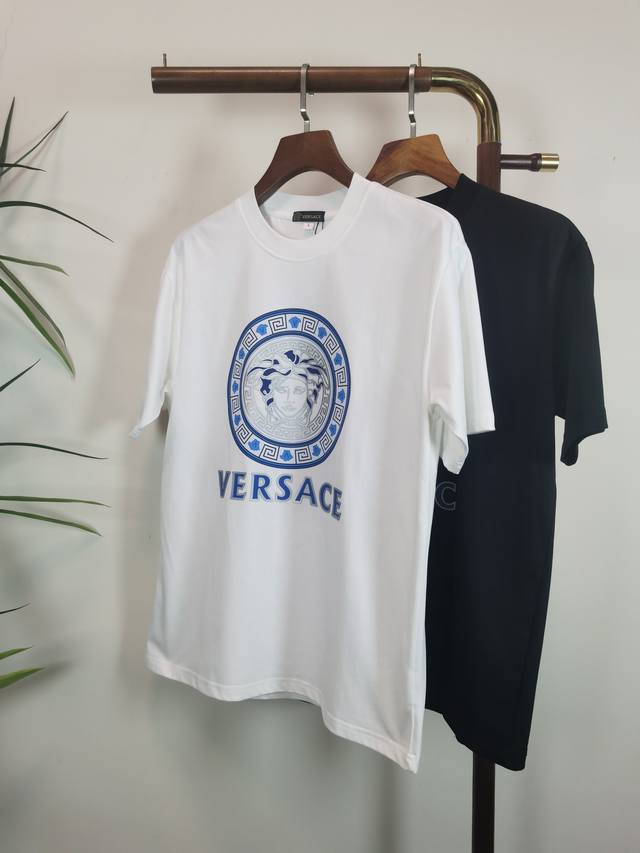 范思哲 Versace 2025新款 圆领 短袖 T恤 高端版本！专柜定制面料 透气舒适度高，细节无可挑剔，品牌元素设计理念，体现高品质。手感细腻柔软！呈现休闲