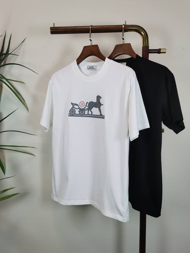 爱马仕 Hermers 2025新款 圆领 短袖 T恤 高端版本！专柜定制面料 透气舒适度高，细节无可挑剔，品牌元素设计理念，体现高品质。手感细腻柔软！呈现休闲