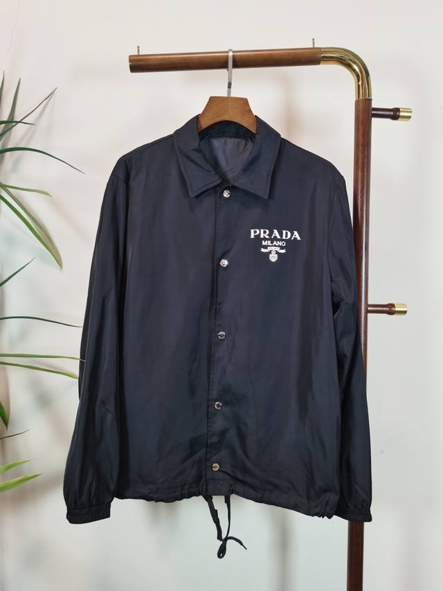 Prada 2025新款 夹克外套！今年的专柜新品，男士帅酷爆款 时尚都市百搭款，特供定制面料，不是一般面料所能对比的产品。非常极具魅力的设计，细节非常到位，这