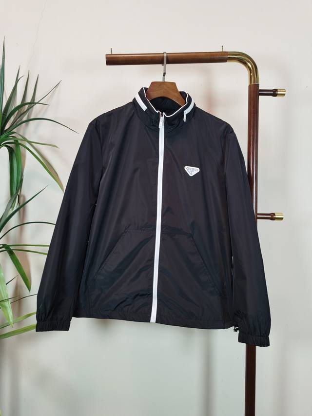 Prada 2025新款 夹克外套！今年的专柜新品，男士帅酷爆款 时尚都市百搭款，特供定制面料，不是一般面料所能对比的产品。非常极具魅力的设计，细节非常到位，这