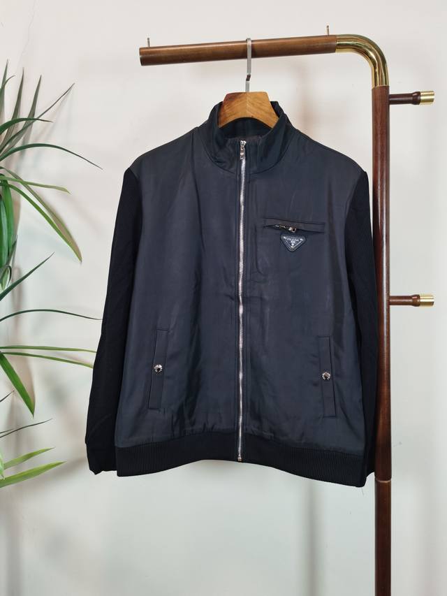 Prada 2025新款 夹克外套！今年的专柜新品，男士帅酷爆款 时尚都市百搭款，特供定制面料，不是一般面料所能对比的产品。非常极具魅力的设计，细节非常到位，这