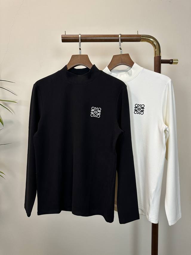 Loewe 罗意威 独家专供新品 男士高领长袖T恤 采用全棉面料 柔软细腻 男人的衣柜都少不了基础打底衫 随时随地都可以拿来搭配各种服饰 满足您日常生活需求 ，