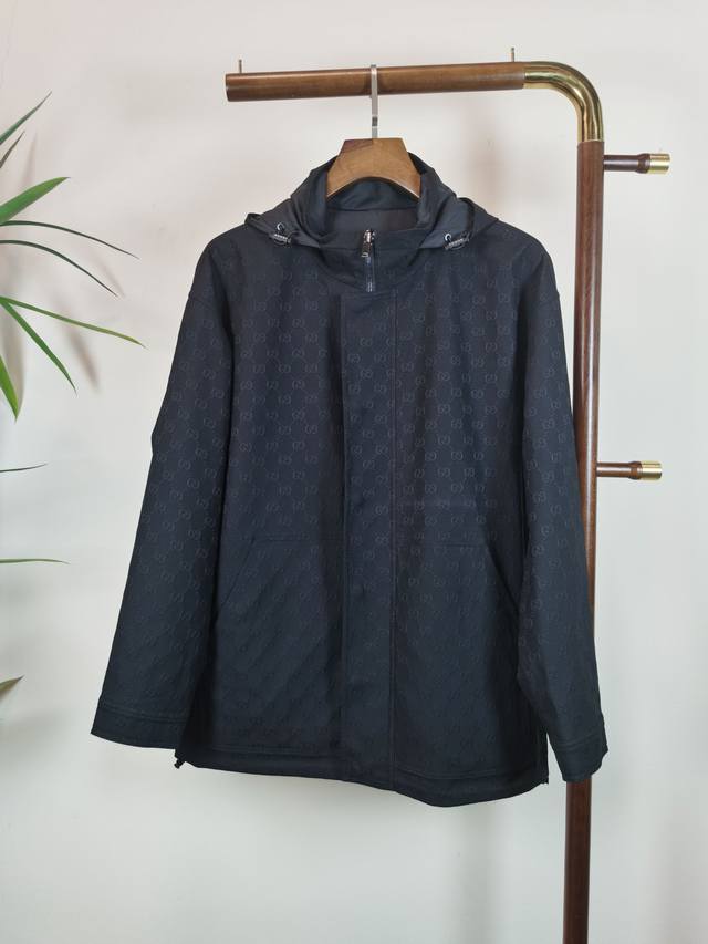 Gucc 2025新款牛仔夹克双面外套，这款牛仔夹克一面采用丹宁面料匠心打造，另一面则选用Gg帆布精制而成。演绎了全新的都市风格，随意搭配都很赞，搭配更加突出G