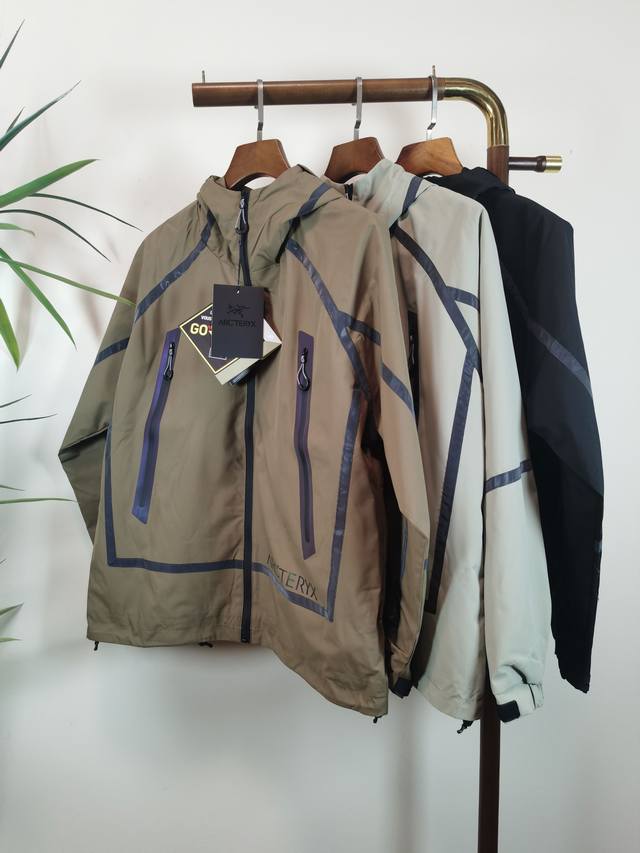 Arcteryx 始祖鸟，2025秋冬Aw新品，时尚休闲冲锋衣外套，专柜同步有售，原单狠货，进口原版面料，工艺极度复杂，视觉相当雅致时髦，高贵而优雅，从主体面料