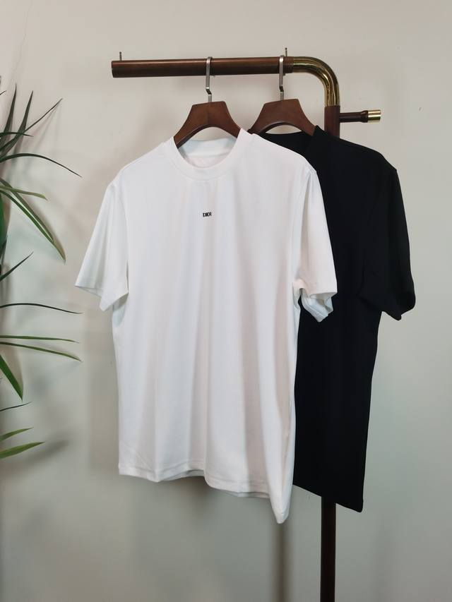 Dior 迪奥。 2025新款 圆领 短袖 T恤 高端版本！专柜定制面料 透气舒适度高，细节无可挑剔，品牌元素设计理念，体现高品质。手感细腻柔软！呈现休闲裁剪，