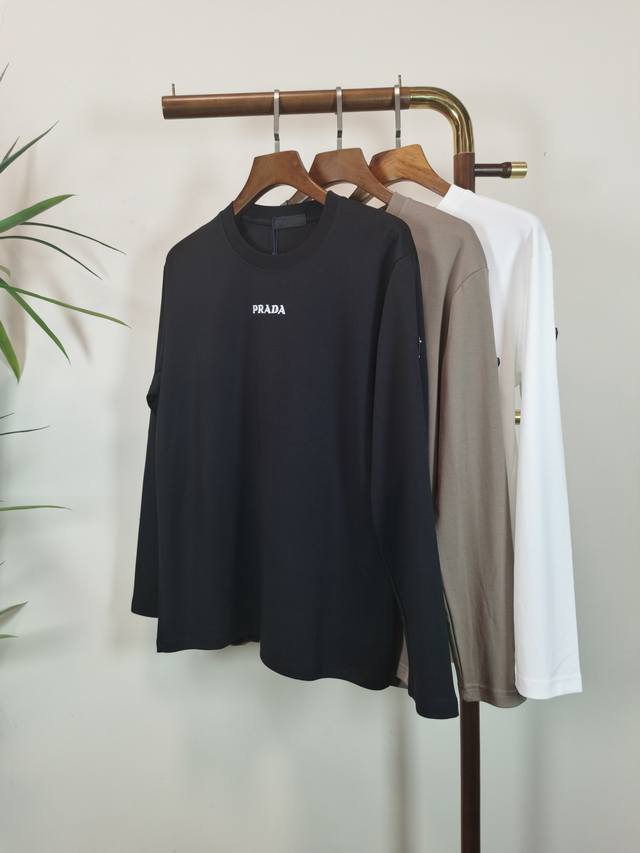 Prada 普拉达独家专供新品 男士圆领长袖T恤 采用全棉面料 柔软细腻 男人的衣柜都少不了基础打底衫 随时随地都可以拿来搭配各种服饰 满足您日常生活需求 ，衣