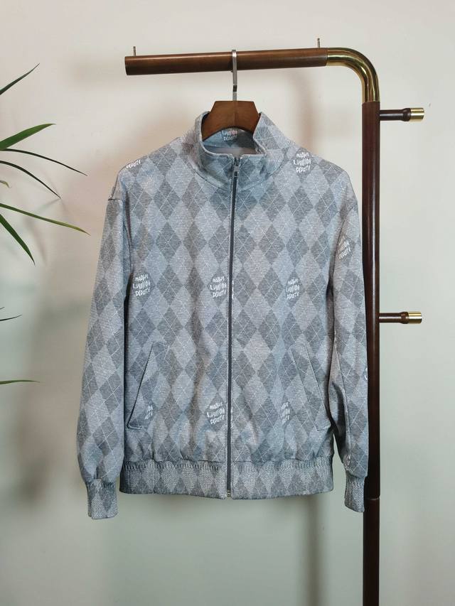 专柜 Lv 大师制作 2025秋冬新款休闲外套！专柜同步。细节精致高级，品牌Logo高级感满满。定织面料更显年轻活力，定制高端面料，上身挺括有型，舒适不紧绷。定
