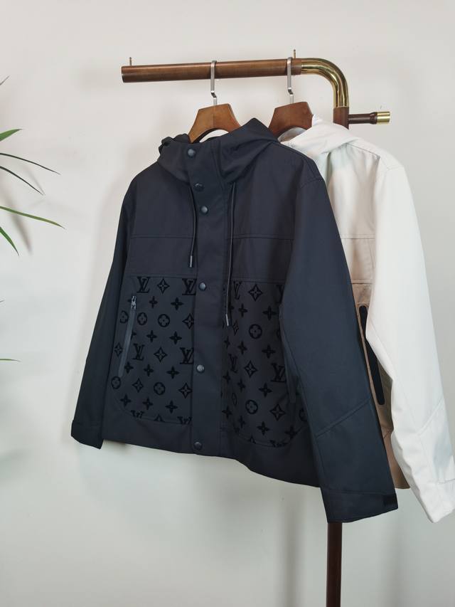 专柜 Lv 大师制作 2025早秋新款休闲外套！专柜同步。细节精致高级，品牌Logo高级感满满。定织面料更显年轻活力，定制高端面料，上身挺括有型，舒适不紧绷。定