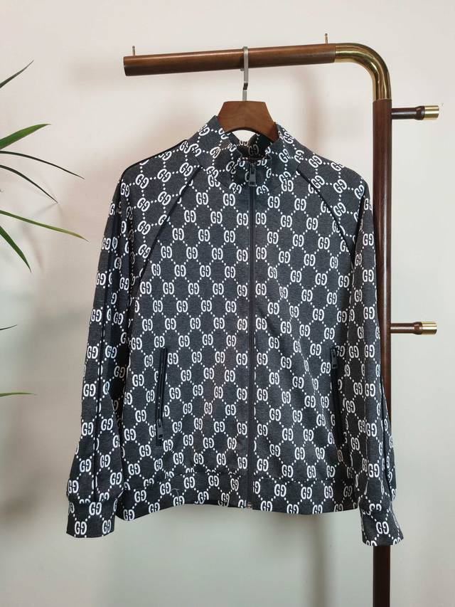 专柜 Gucci 大师制作 2025秋冬新款休闲外套！专柜同步。细节精致高级，品牌Logo高级感满满。定织面料更显年轻活力，定制高端面料，上身挺括有型，舒适不紧