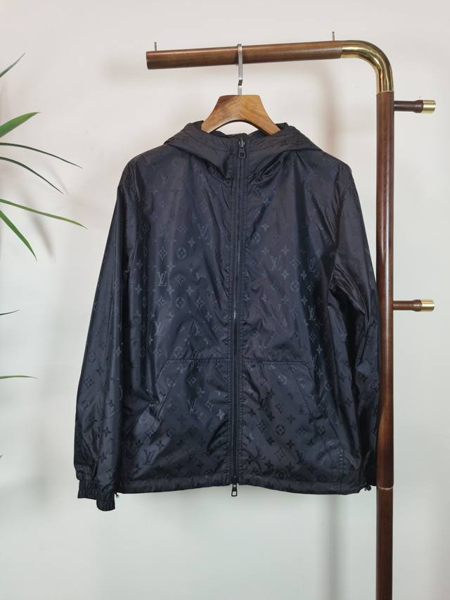 Lv25Ss早秋 新品 夹克外套爆款 秋冬专柜新款休闲时尚夹克外套！超前卫设计风格 细腻舒适 穿着非常轻便不易起皱。多重重工艺 整体的设计颇具视觉感，上身休闲有