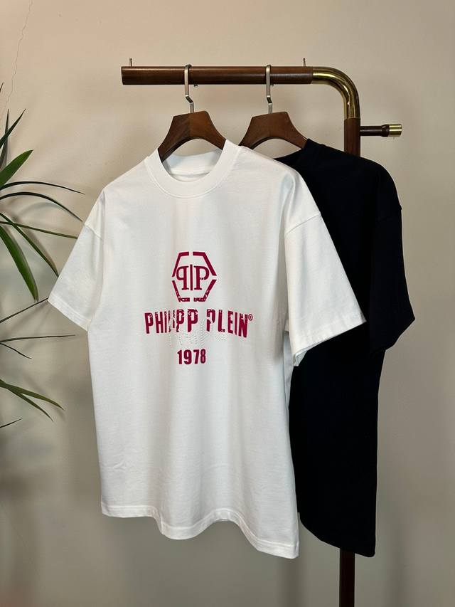 长期有货 高克重短袖 Pp2620新款 圆领 短袖 T恤 高端版本！专柜定制面料 透气舒适度高，细节无可挑剔，品牌元素设计理念，体现高品质。手感细腻柔软！呈现休