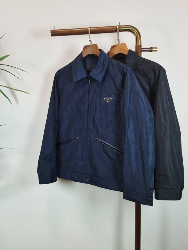 Prada 普拉达 顶级品质 官网同款，三标齐全！2025秋冬新款男士外套，前有金属三角标Logo 时尚休闲高端版本！专柜定制面料 细节无可挑剔，品牌元素设计理
