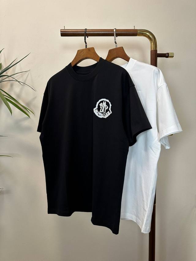 长期有货 高克重短袖 Moncler 蒙口新款 圆领 短袖 T恤 高端版本！专柜定制面料 透气舒适度高，细节无可挑剔，品牌元素设计理念，体现高品质。手感细腻柔软