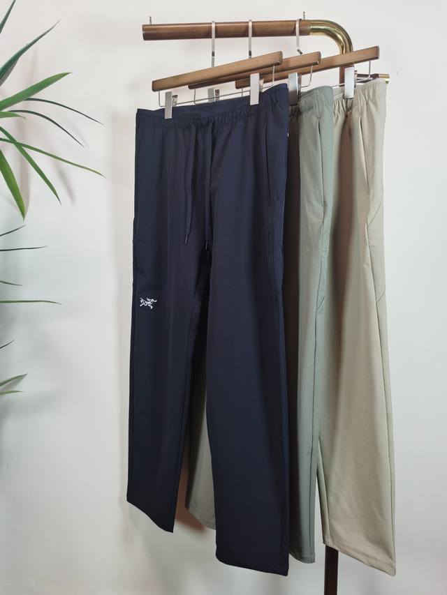 Arc 始祖鸟 2025秋冬新款松紧带休闲裤，内里加绒，专柜定制面料 透气舒适度高，细节无可挑剔，品牌元素设计理念，体现高品质。手感细腻柔软！呈现休闲裁剪，上身