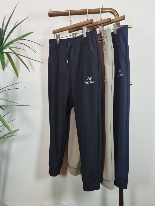 Arc 始祖鸟 2025秋冬新款松紧带休闲裤，内里加绒，专柜定制面料 透气舒适度高，细节无可挑剔，品牌元素设计理念，体现高品质。手感细腻柔软！呈现休闲裁剪，上身