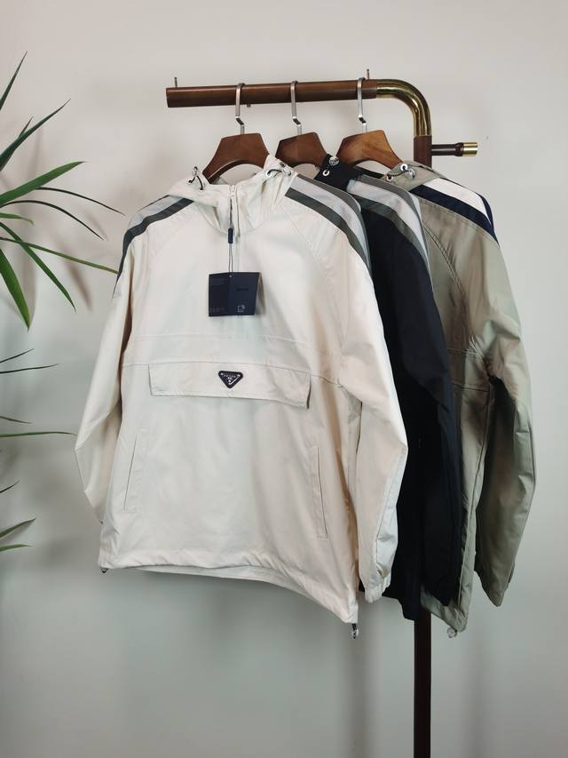 Prada 普拉达 2025秋冬男士半拉链卫衣 保暖性好有质感 极具亲肤感与舒适性.....衣身徽标属于品牌灵魂式的存在 基础常规的版型裁剪工艺 上身效果必定十