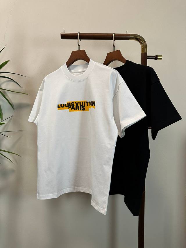 Lv 路易威登 2025新款 圆领 短袖 T恤 高端版本！专柜定制面料 透气舒适度高，细节无可挑剔，品牌元素设计理念，体现高品质。手感细腻柔软！呈现休闲裁剪，上