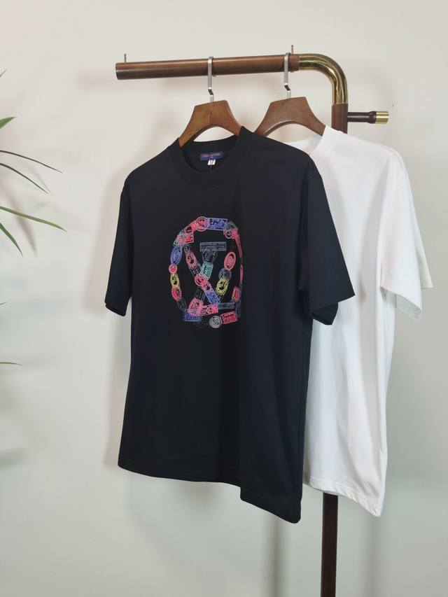 Lv 路易威登 2025新款 圆领 短袖 T恤 高端版本！专柜定制面料 透气舒适度高，细节无可挑剔，品牌元素设计理念，体现高品质。手感细腻柔软！呈现休闲裁剪，上