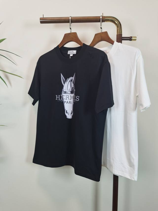爱马仕 Hermes 2025新款 圆领 短袖 T恤 高端版本！专柜定制面料 透气舒适度高，细节无可挑剔，品牌元素设计理念，体现高品质。手感细腻柔软！呈现休闲裁