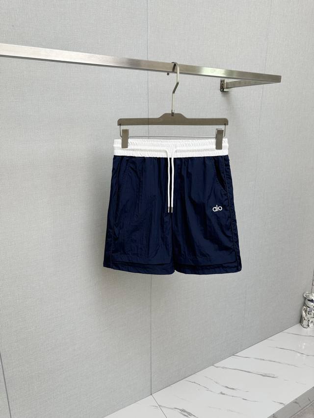 Alo 2025春夏新款男士休闲短裤，高端品质之选 一款休闲裤兼备的百搭裤装，也是男士衣橱里不可缺少的搭配神器，属于实穿型的经典款式！整条休闲裤的设计风格简洁时