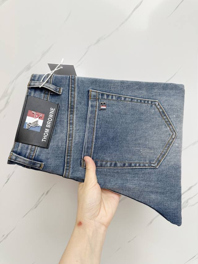 Tb 官网专柜同步有售，原单狠货，超级有范儿的一款牛仔裤，定制原版水洗牛仔面料，独特设计，顶级印花工艺字母图案Logo，原版五金辅料装饰，极为翘楚的一款牛仔裤，