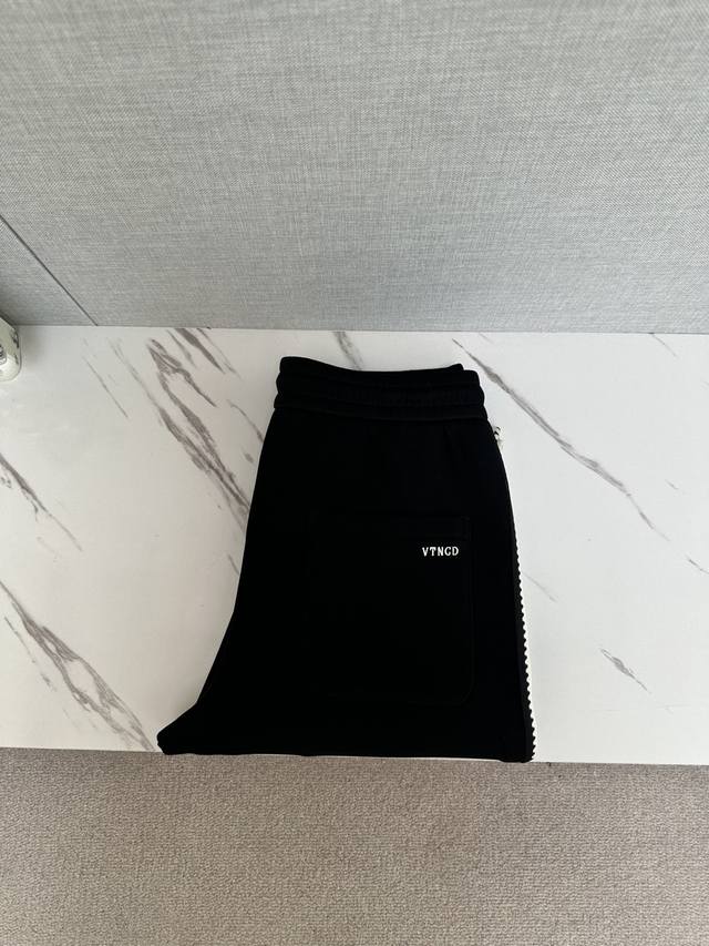 华伦 2025秋冬亚洲专柜系列最新款！高端狠货 高端订制修身商务休闲裤 原版五金 日常商务休闲都完全适用的款，上身效果超正，立体修身提臀，腿部线条完全得到彰显，