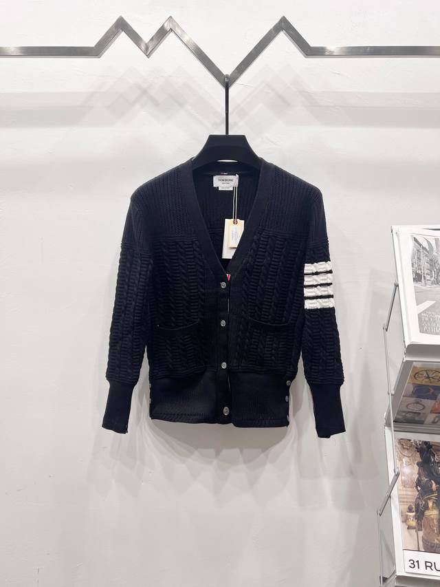 款号: Q035 Thom Browne 汤姆布朗 Tb四杠经典款落肩针织开衫外套 专柜官网同步发售，美国贸易公司正品订单，采用16针日本丰田横机编造，套口采用