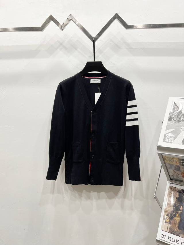 原单外贸品质 款号: Q020 Thom Browne 汤姆布朗 Tb四杠经典款落肩羊毛开衫外套 专柜官网同步发售，美国贸易公司正品订单，采用16针日本丰田横机