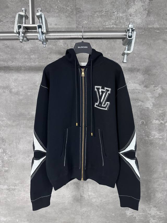 Lv 路易威登 25Ss 新款嵌花羊毛混纺拉链棉质连帽衫 本款拉链棉质连帽衫为轻盈廓形融入繁复嵌花织纹，于正面和肘部呈现 Lv 宇母和大号 Monogram 花