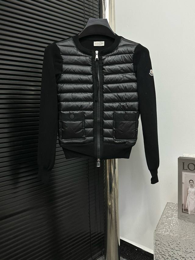 Moner 女款针织双口袋羽绒 日常穿搭 秋冬新款羽绒拼接，圆领两侧大口袋设计 羽绒填充实穿性同时增加了拼接流行元素~短款版型 纯色系列高级感十足 码数 :1-