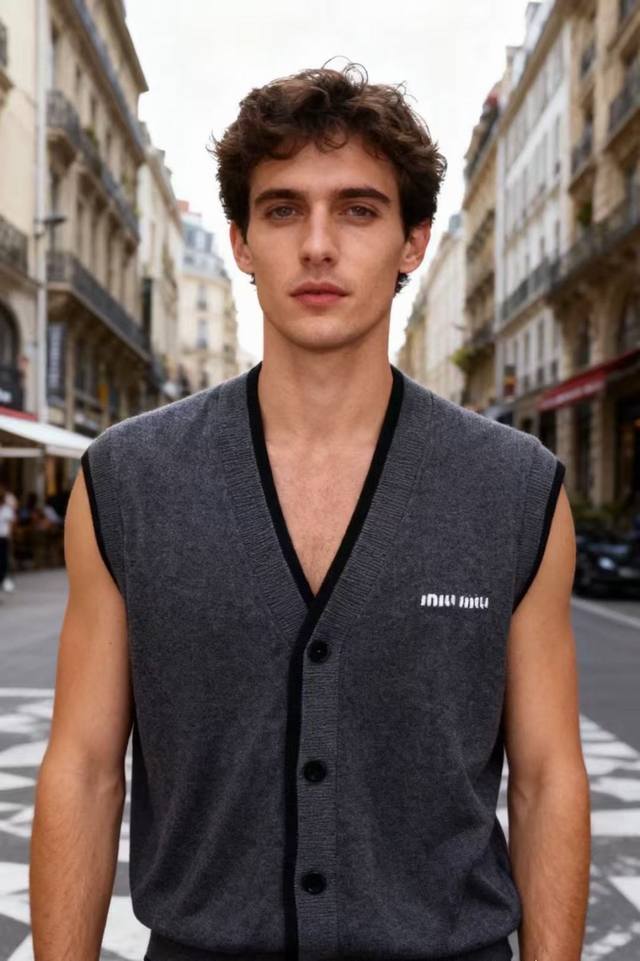 Miumiu. 2025秋季新品时尚男士V领假两件针织马甲！简约时尚又不失细节感一款，奢华经典品牌字母Logo设计！每一处细节都精致有型 立体廓型感，上身超显精