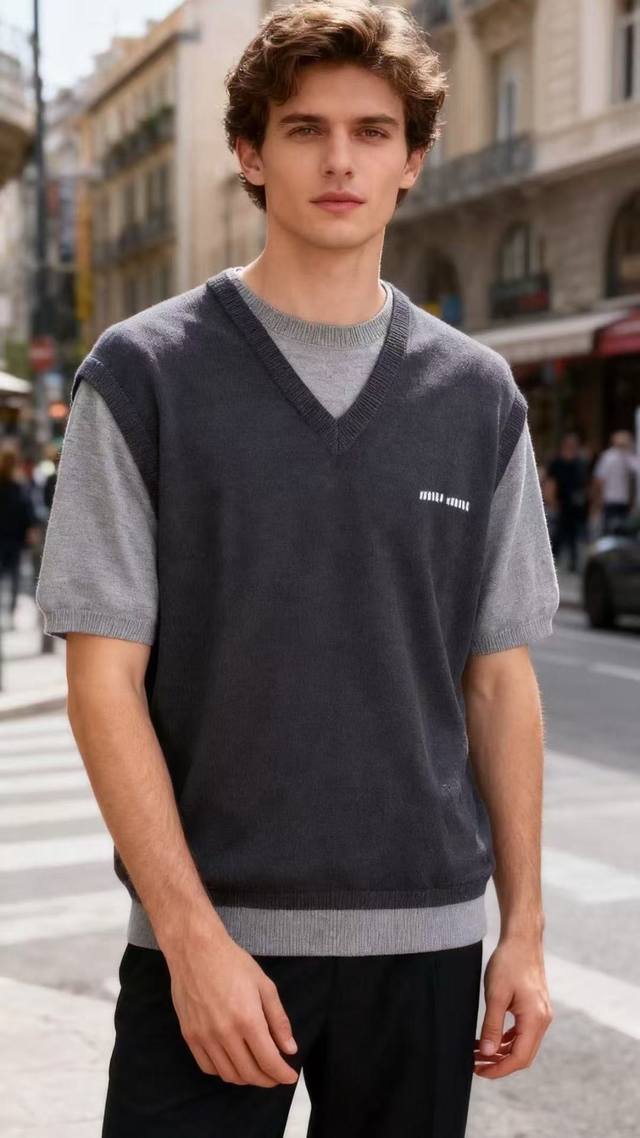 Miumiu. 2025秋季新品时尚假两件针织短袖衫正面有白色的“Miu Miu”品牌刺绣，品牌识别度高！采用假两件设计，外层为深灰色V领针织马甲样式，内层为浅