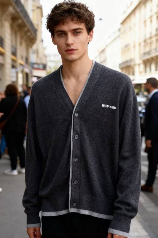 Miu Miu. 2025秋季新品时尚男士假两件针织开衫！胸前经典品牌刺绣Logo搭配品牌辨识度高！采用针织棉面料！经典V领针织开衫，内层为拼色针织衫，层次丰富