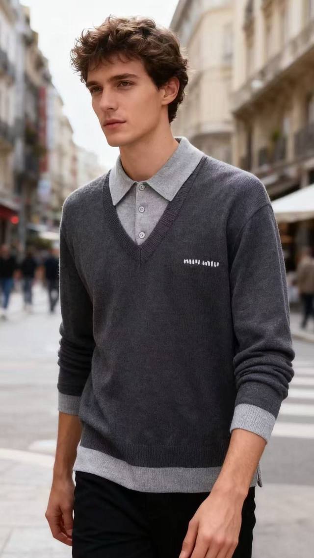 Miumiu. 2025秋季新款男士翻领假两件针织衫！采用舒适针织面料，翻领设计拼色搭配三粒扣门襟奢华经典品牌元素设计！风格简约且富有品牌辨识度！这款针织Pol