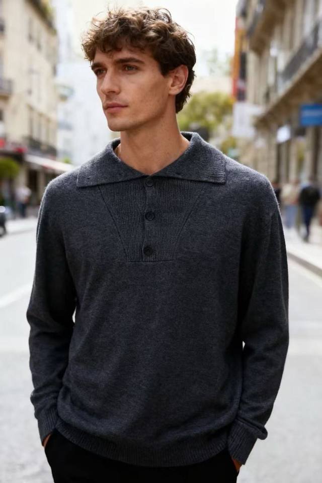 杰尼* Ze*Na. 2025秋季新款男士翻领针织衫！采用舒适针织面料，翻领设计搭配三粒扣门襟奢华经典品牌元素设计！风格简约且富有品牌辨识度！这款针织Polo衫