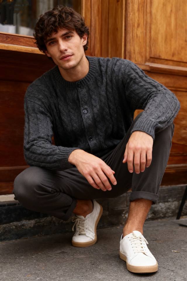 Lp. 2025秋季新品时尚男士绞花针织开衫，采用舒适针织面料，运用经典的绞花编织工艺，呈现出立体纹理；圆领单排扣设计，风格复古且具质感！这款开衫的绞花工艺与标