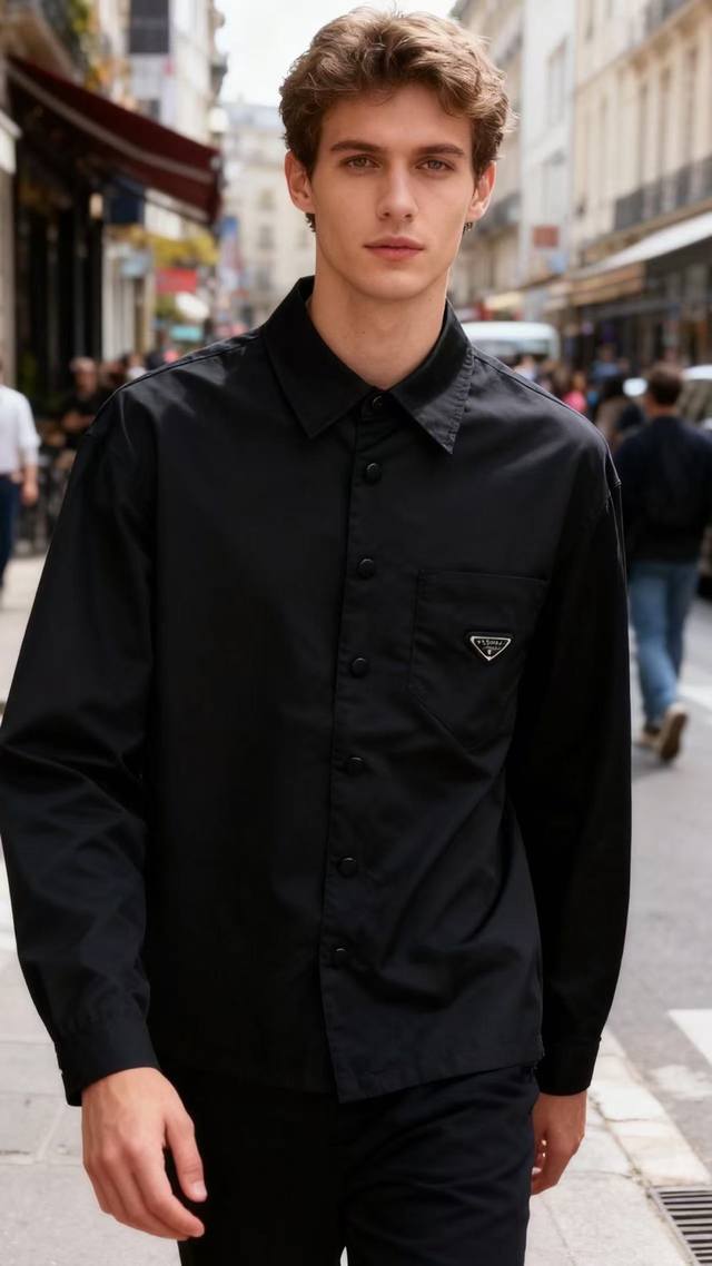 普拉达 Pr*Da. 25秋季新品时尚经典翻领扣子夹克奢华经典品牌元素设计品相完美如斯，胸前品牌三角标Logo设计！属于入柜级别，可预见性的爆款，高级顶级舒适面