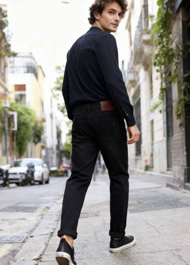 Lulu. 2025秋季新款！时尚男士百搭深色休闲牛仔裤采用舒适洗水牛仔面料，具有一定的质感和挺括度！奢华经典品牌字母Logo设计！整体风格偏休闲时尚，适合日常