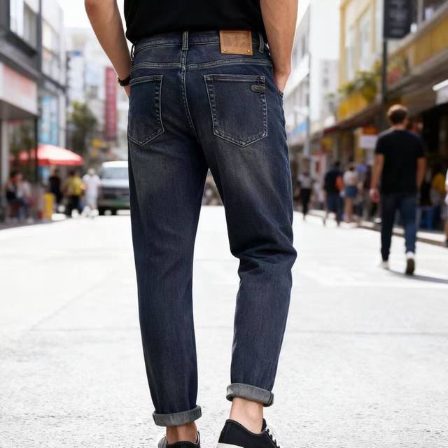 Tf. 25秋季新品时尚男士经典百搭牛仔裤采用客供水洗弹力牛仔裤！奢华经典品牌字母Logo设计！时尚潮流因此已成为最大卖点之一而性价比又极高，没有颜色冲突的困惑