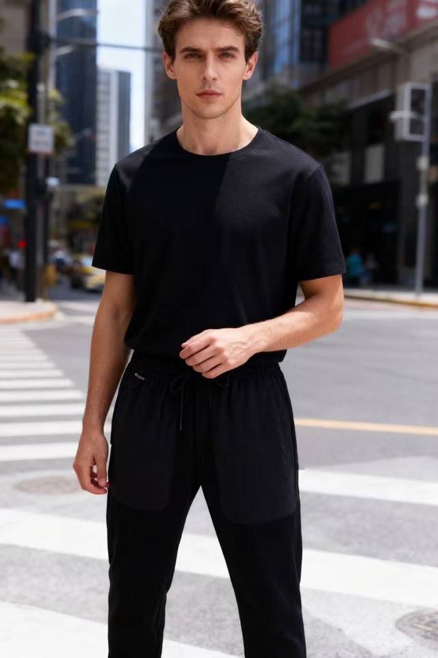 蒙口 Mon*Ler. 25秋季新品时尚男士加绒休闲裤！经典两侧插袋设计！采用进口舒适保暖绒里面料，奢华经典原版字母Logo设计 上身随意舒服！松紧腰小脚搭配无