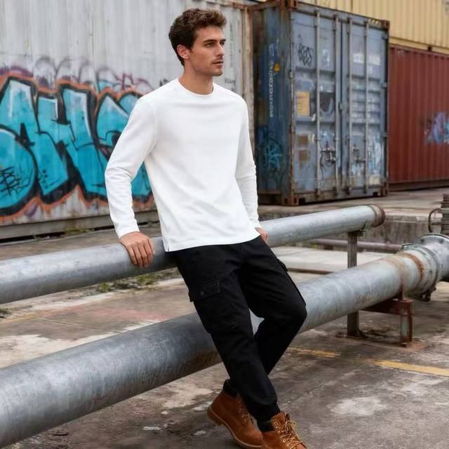 杰尼* Ze*Na. 2025秋季新品！时尚男士长袖圆领上衣！采用舒适天丝棉面料质感平整顺滑，风格偏向简约百搭！可作为基础内搭，搭配外套、开衫打造多层次穿搭，也