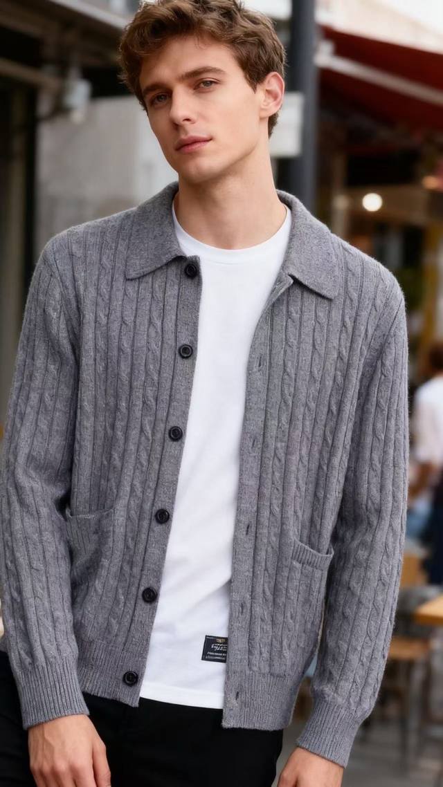 Lp. 2025秋季新品针织开衫采用舒适针织面料翻领设计，单排扣开合，前侧有两个贴袋；整体运用绞花针织工艺，纹理立体且富有复古质感！属于复古休闲风格的单品，可作