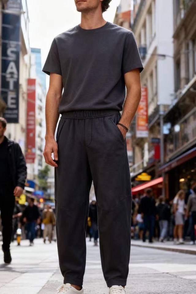 杰尼* Ze*Na. 2025秋季新款男士休闲宽松阔腿裤！采用加热保暖绒面料松紧腰设计，穿着舒适且具包容性；裤型为阔腿版型，侧边有立体口袋设计，面料垂坠感较好，