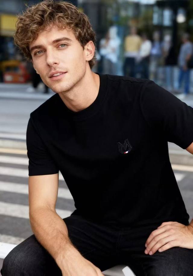 蒙口 Mon*Ler. 2025秋季新款男士圆领短袖采用舒适保暖莫代尔棉面料！经典圆领套头设计左胸位置有品牌刺绣标识，面料质感细腻，整体风格简约且具品牌辨识度这