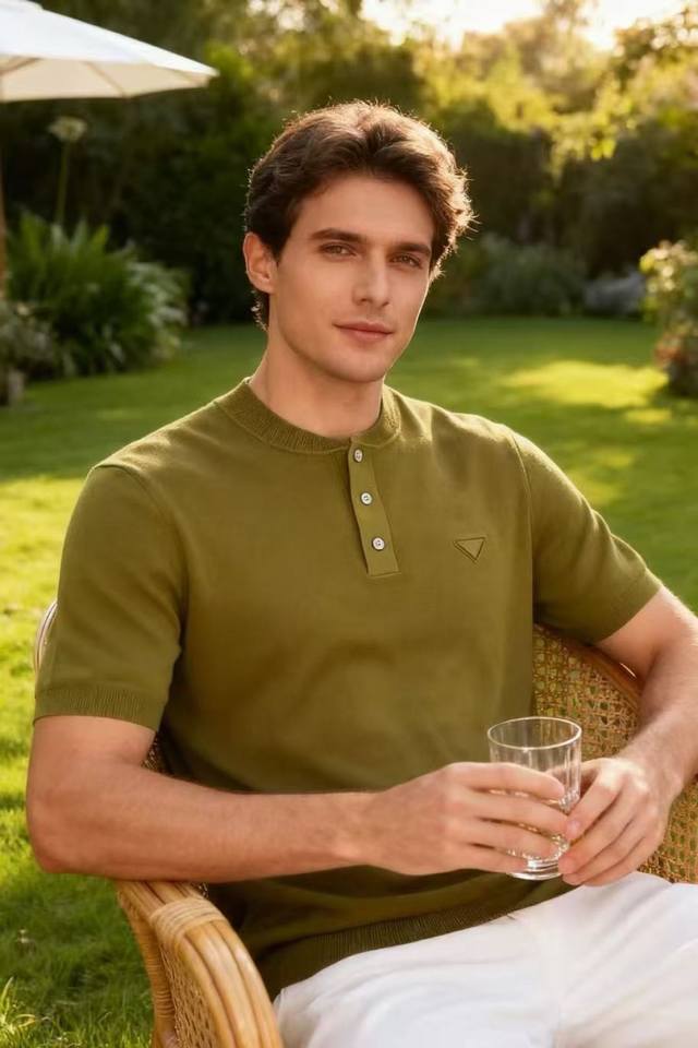 普拉* Pr*Da. 2025秋季新款时尚男士针织短袖奢华经典品牌三角标Logo设计！经典三粒扣搭配高级定制百搭款式 任何人都可以轻松驾驭 采用顶级舒适针织面料